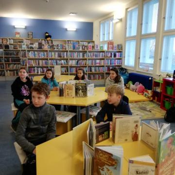Čtvrťáci v knihovně